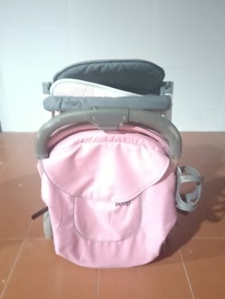 Carrito de bebé y niña