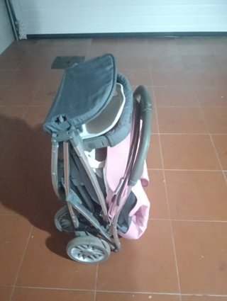Carrito de bebé y niña