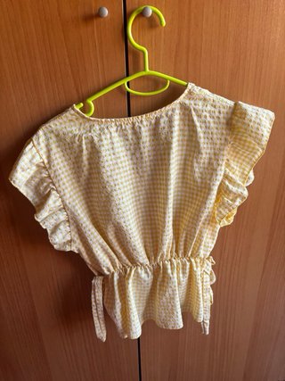 Blusa amarilla con volantes