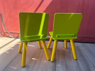 Sillas infantiles de madera con dibujos