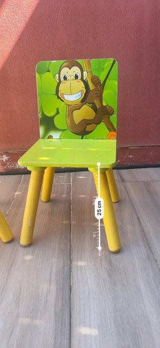 Sillas infantiles de madera con dibujos
