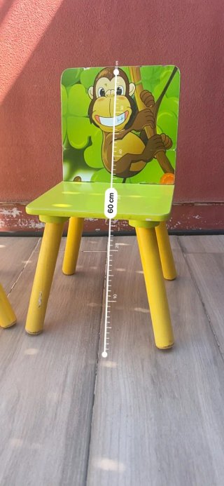 Sillas infantiles de madera con dibujos