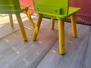 Sillas infantiles de madera con dibujos