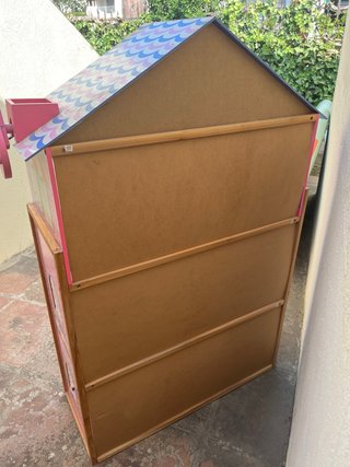 Casa de muñecas de madera con ascensor.