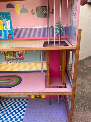 Casa de muñecas de madera con ascensor.
