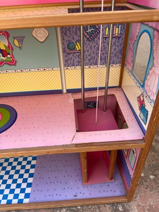 Casa de muñecas de madera con ascensor.