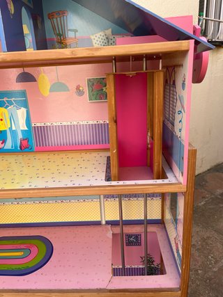 Casa de muñecas de madera con ascensor.