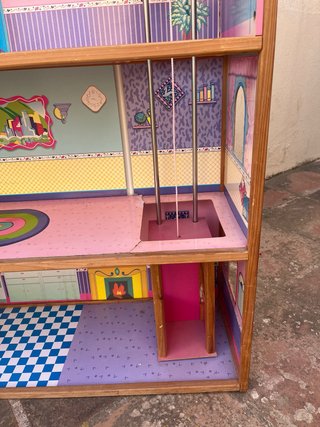 Casa de muñecas de madera con ascensor.