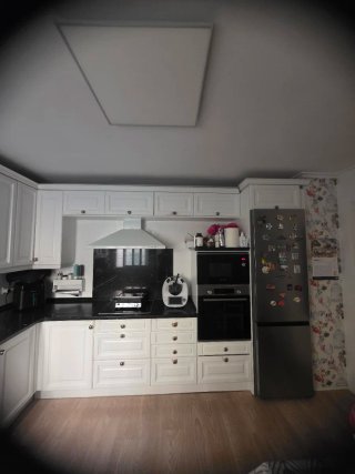 Cocina de fresno con encimera de piedra