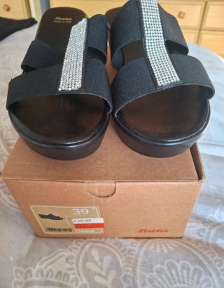 Sandalias Bata Negras con Brillantes