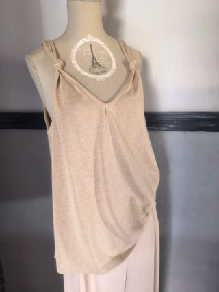 Conjunto Blusa y Pantalón,añade las sandalias.