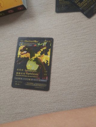 Carta Pokémon Charizard VMAX Negro