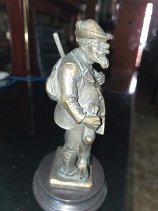 Figura bronce antiguo cazador con conejo