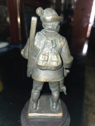 Figura bronce antiguo cazador con conejo