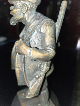 Figura bronce antiguo cazador con conejo