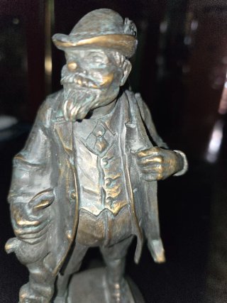 Figura bronce antiguo cazador con conejo