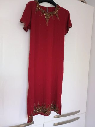 Abito estivo rosso con ricami oro