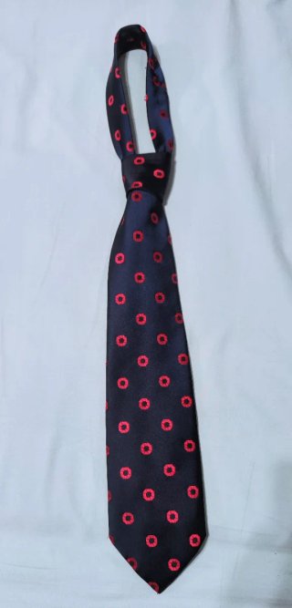 Corbata vintage azul con estampado rojo