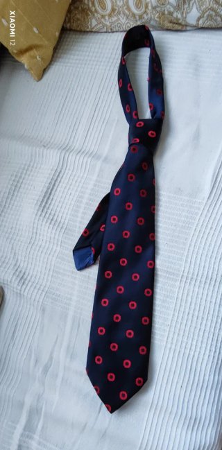 Corbata vintage azul con estampado rojo