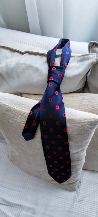 Corbata vintage azul con estampado rojo
