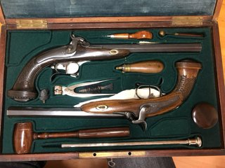 Estuche de madera y placa de plata con avantcargas