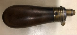 Estuche de madera y placa de plata con avantcargas