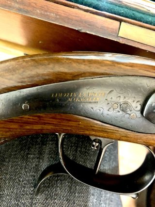 Estuche de madera y placa de plata con avantcargas