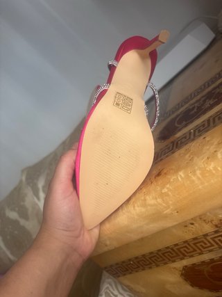 Zapatos de tacón rosa con pedrería