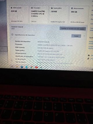 Ordenador portátil Lenovo rojo