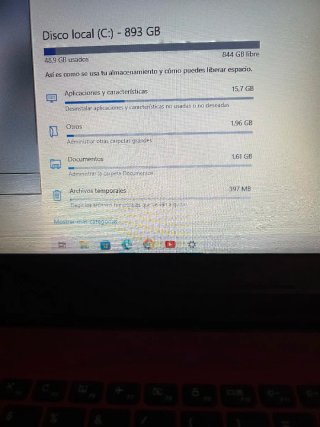 Ordenador portátil Lenovo rojo
