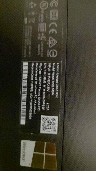 Ordenador portátil Lenovo rojo