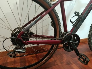 Bicicleta de montaña con casco,bomba, timbre y luz