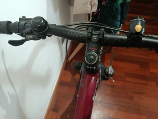 Bicicleta de montaña con casco,bomba, timbre y luz
