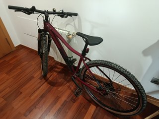 Bicicleta de montaña con casco,bomba, timbre y luz