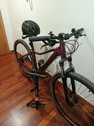 Bicicleta de montaña con casco,bomba, timbre y luz