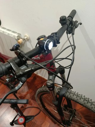 Bicicleta de montaña con casco,bomba, timbre y luz