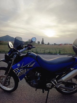 Moto Yamaha Azul y Negra