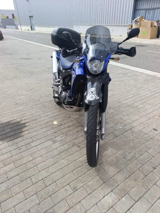 Moto Yamaha Azul y Negra