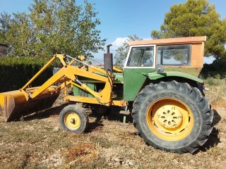 Tractor John Deere 3130 con pala, tiene papeles