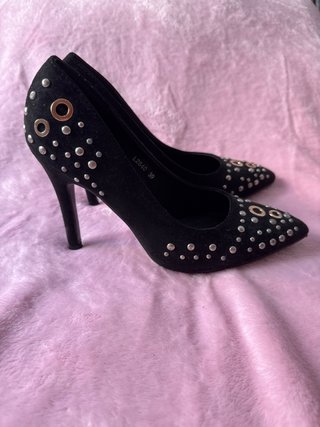 Zapatos de tacón negros con tachuelas talla 39