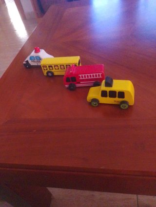 Juguetes de madera: coche policía y bus