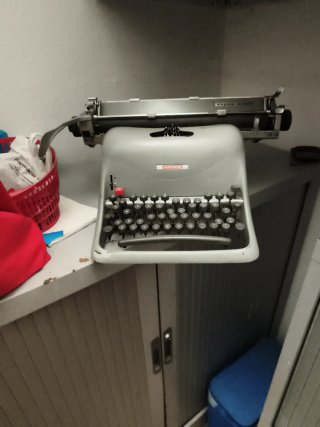 Máquina de escribir Hispano Olivetti