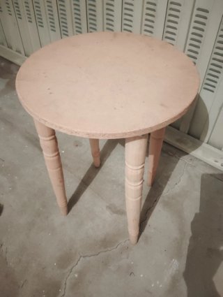Mesa redonda pequeña de madera