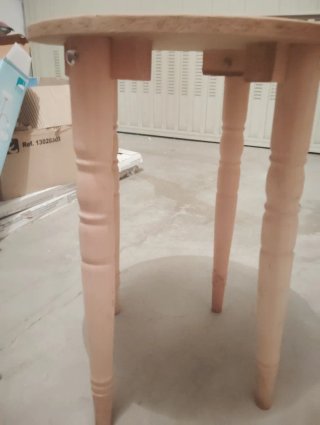 Mesa redonda pequeña de madera
