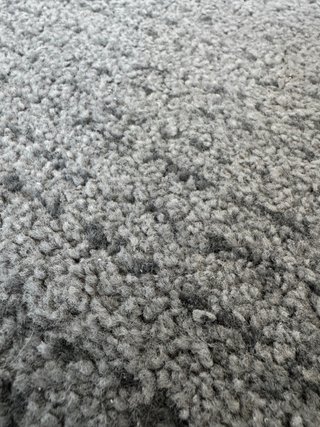 Alfombra gris claro de pelo corto