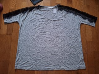 Camiseta gris con encaje negro talla L