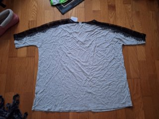 Camiseta gris con encaje negro talla L