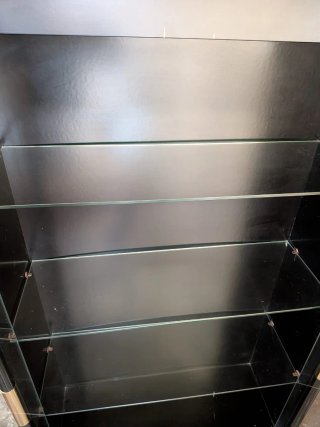 Mueble Vitrina para cristalería Negra y Dorada