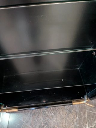 Mueble Vitrina para cristalería Negra y Dorada