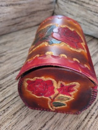 Porta joyero de cuero artesanal con rosas